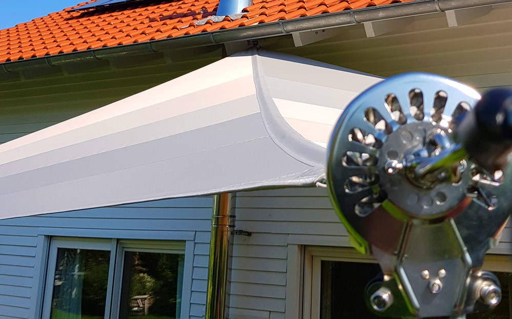 Weißes Strahlensonnensegel mit Fockroller